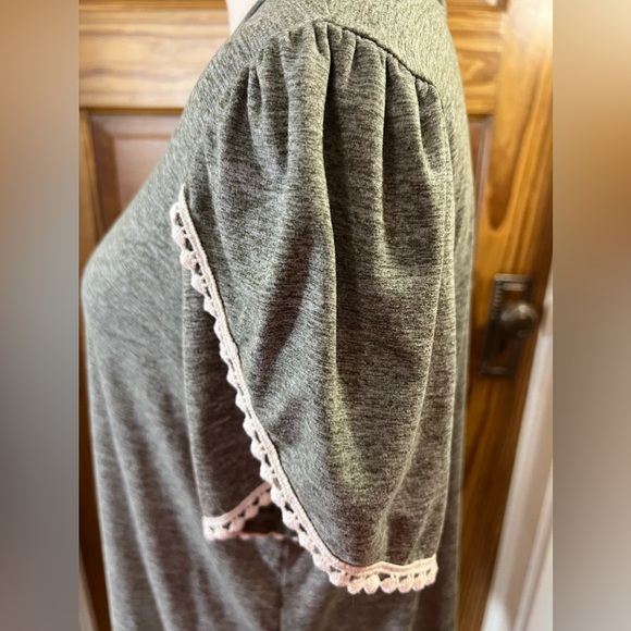 Reb n J Heathered Gray Knit Tunic top Tulip Sleeve Lace Embellishment L - Picture 8 of 8